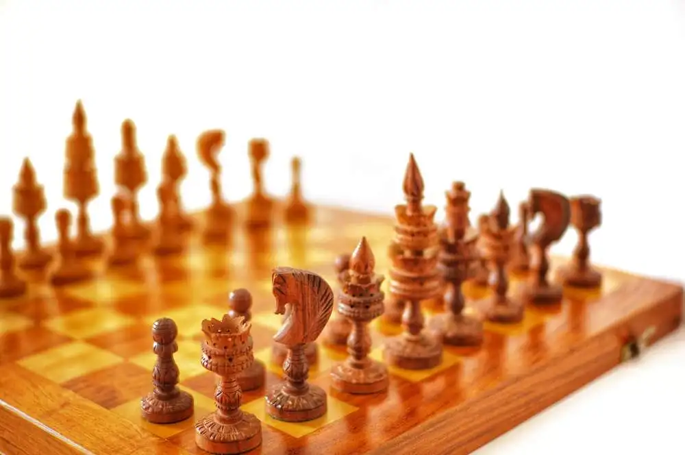 Vintage-Schachspiel,handgefertigtes antikes Schachspiel, hergestellt in Indien, 1970, Schachfiguren in Lotusform, Kastanienholz massiv, chess, Schachbrett 6