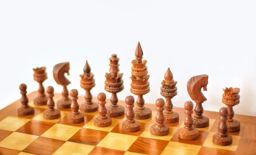 Vintage-Schachspiel,handgefertigtes antikes Schachspiel, hergestellt in Indien, 1970, Schachfiguren in Lotusform, Kastanienholz massiv, chess, Schachbrett 7