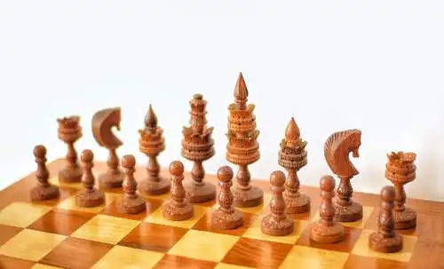 Vintage-Schachspiel,handgefertigtes antikes Schachspiel, hergestellt in Indien, 1970, Schachfiguren in Lotusform, Kastanienholz massiv, chess, Schachbrett
