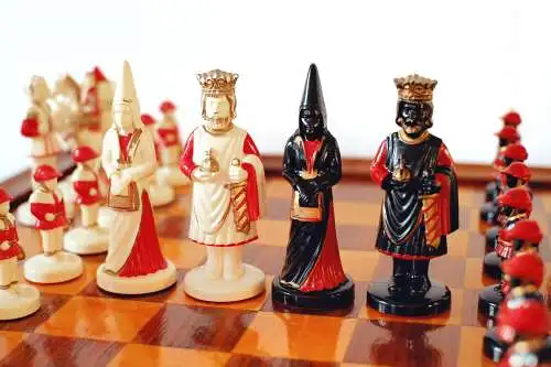 Vintage "King Arthur" Schachspiel, 1960, Schachfiguren, Chess, Schachbrett, Holz, Homas Ivora