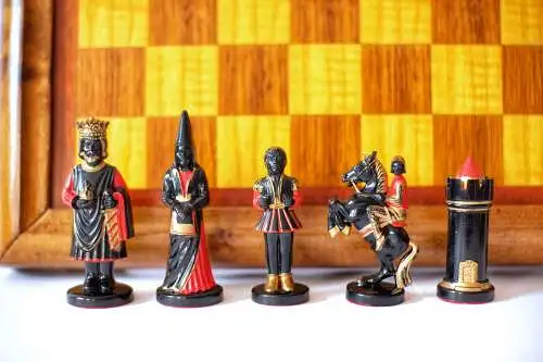 Vintage "King Arthur" Schachspiel, 1960, Schachfiguren, Chess, Schachbrett, Holz, Homas Ivora