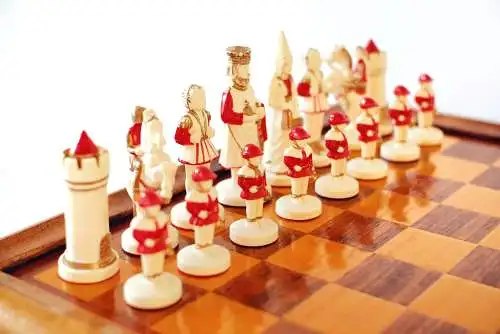 Vintage "King Arthur" Schachspiel, 1960, Schachfiguren, Chess, Schachbrett, Holz, Homas Ivora