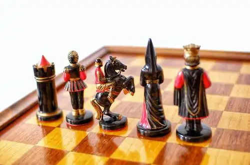 Vintage "King Arthur" Schachspiel, 1960, Schachfiguren, Chess, Schachbrett, Holz, Homas Ivora