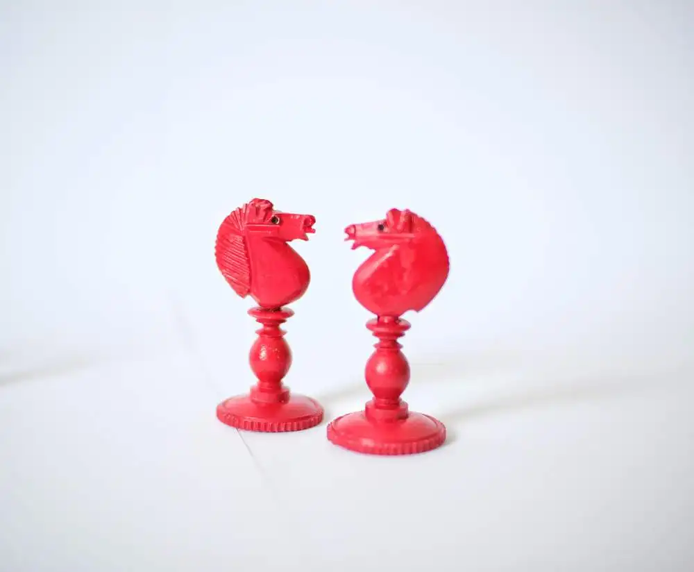 Antike Schachfiguren aus Rinderknochen, ca. 1800, Rarität, Bone Barleycorn, 19th Century German Handmade,Red and White Chess figures with wooden box 1