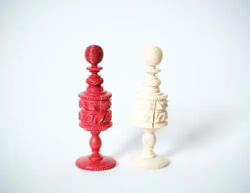  Antike Schachfiguren aus Rinderknochen, ca. 1800, Rarität, Bone Barleycorn, 19th Century German Handmade,Red and White Chess figures with wooden box