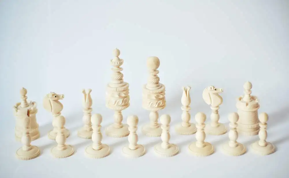 Antike Schachfiguren aus Rinderknochen, ca. 1800, Rarität, Bone Barleycorn, 19th Century German Handmade,Red and White Chess figures with wooden box 3