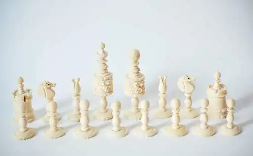  Antike Schachfiguren aus Rinderknochen, ca. 1800, Rarität, Bone Barleycorn, 19th Century German Handmade,Red and White Chess figures with wooden box