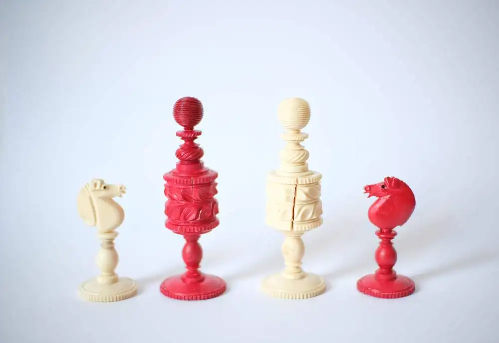 Antike Schachfiguren aus Rinderknochen, ca. 1800, Rarität, Bone Barleycorn, 19th Century German Handmade,Red and White Chess figures with wooden box 4