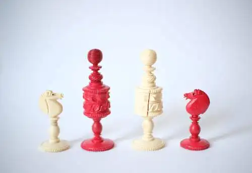 Antike Schachfiguren aus Rinderknochen, ca. 1800, Rarität, Bone Barleycorn, 19th Century German Handmade,Red and White Chess figures with wooden box