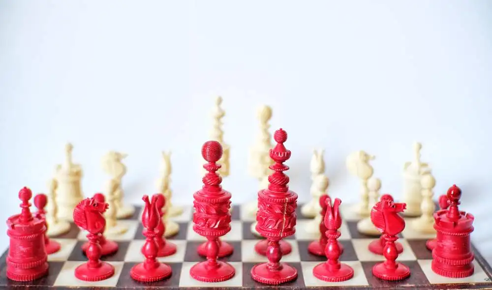 Antike Schachfiguren aus Rinderknochen, ca. 1800, Rarität, Bone Barleycorn, 19th Century German Handmade,Red and White Chess figures with wooden box 5