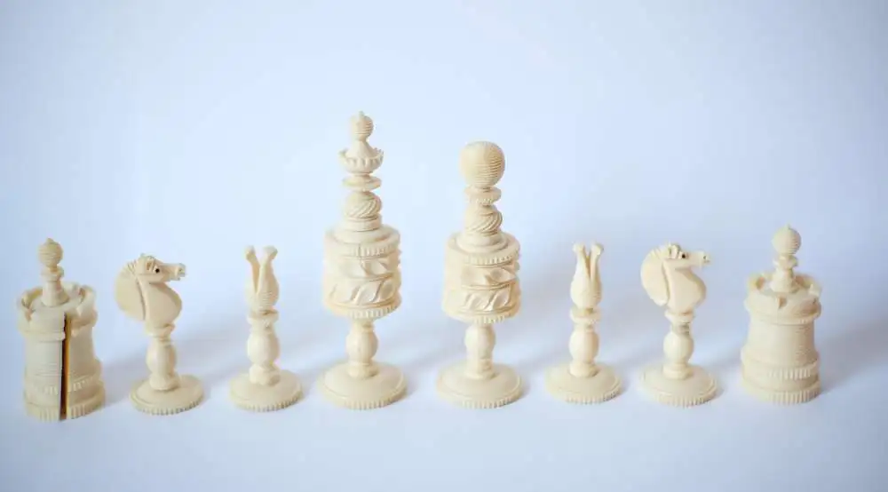 Antike Schachfiguren aus Rinderknochen, ca. 1800, Rarität, Bone Barleycorn, 19th Century German Handmade,Red and White Chess figures with wooden box 6