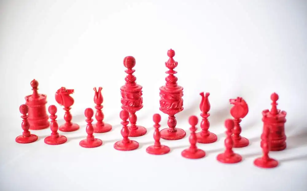 Antike Schachfiguren aus Rinderknochen, ca. 1800, Rarität, Bone Barleycorn, 19th Century German Handmade,Red and White Chess figures with wooden box 7
