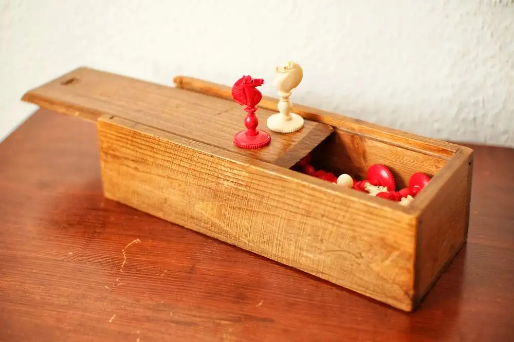 Antike Schachfiguren aus Rinderknochen, ca. 1800, Rarität, Bone Barleycorn, 19th Century German Handmade,Red and White Chess figures with wooden box 8