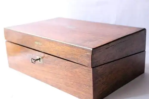 Holzschatulle mit Fächern