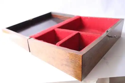 Holzschatulle mit Fächern