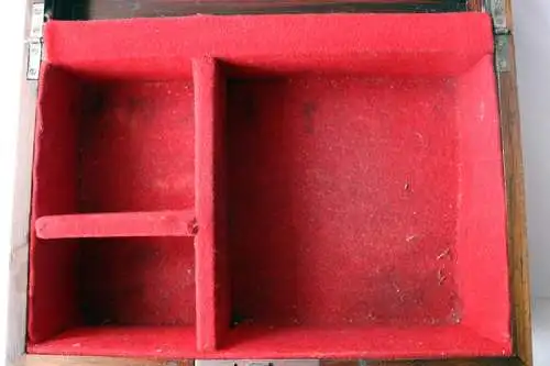 Holzschatulle mit Fächern