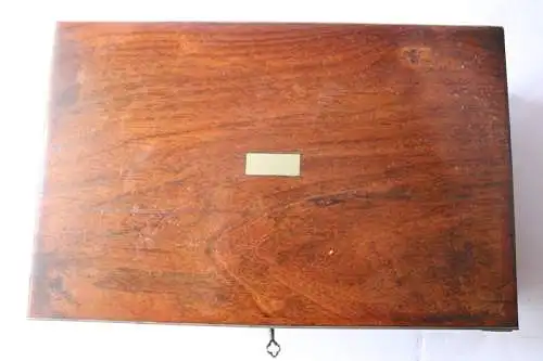 Holzschatulle mit Fächern