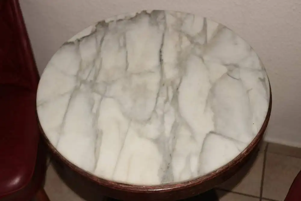 Runder Sockeltisch 1