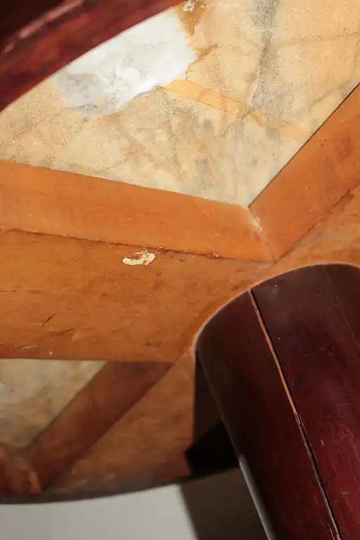 Runder Sockeltisch 2