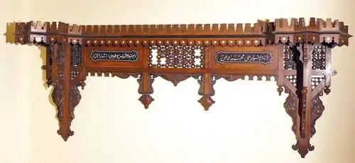 Wand - Sideboard mit arabischer Inschrift