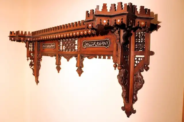 Wand - Sideboard mit arabischer Inschrift 1