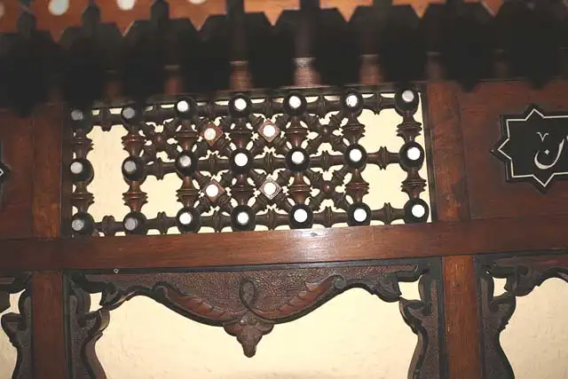 Wand - Sideboard mit arabischer Inschrift 10