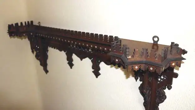 Wand - Sideboard mit arabischer Inschrift 11