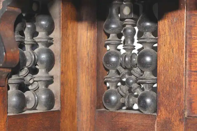 Wand - Sideboard mit arabischer Inschrift 13