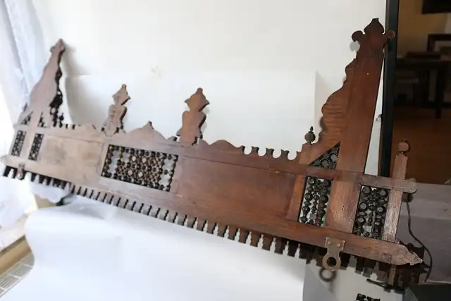 Wand - Sideboard mit arabischer Inschrift 14