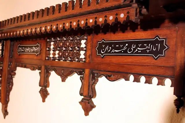 Wand - Sideboard mit arabischer Inschrift 3