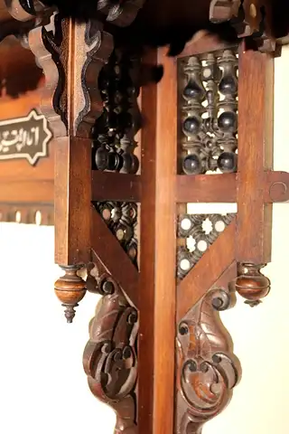 Wand - Sideboard mit arabischer Inschrift 4