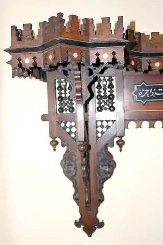 Wand - Sideboard mit arabischer Inschrift 9