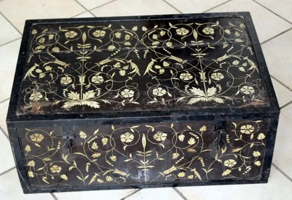 Holztruhe mit Eisenbeschlägen, bemalt 0