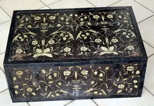 Holztruhe mit Eisenbeschlägen, bemalt