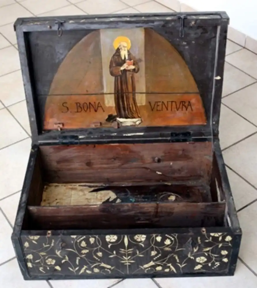 Holztruhe mit Eisenbeschlägen, bemalt 1