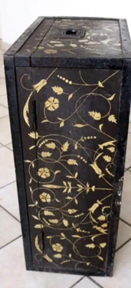 Holztruhe mit Eisenbeschlägen, bemalt 10