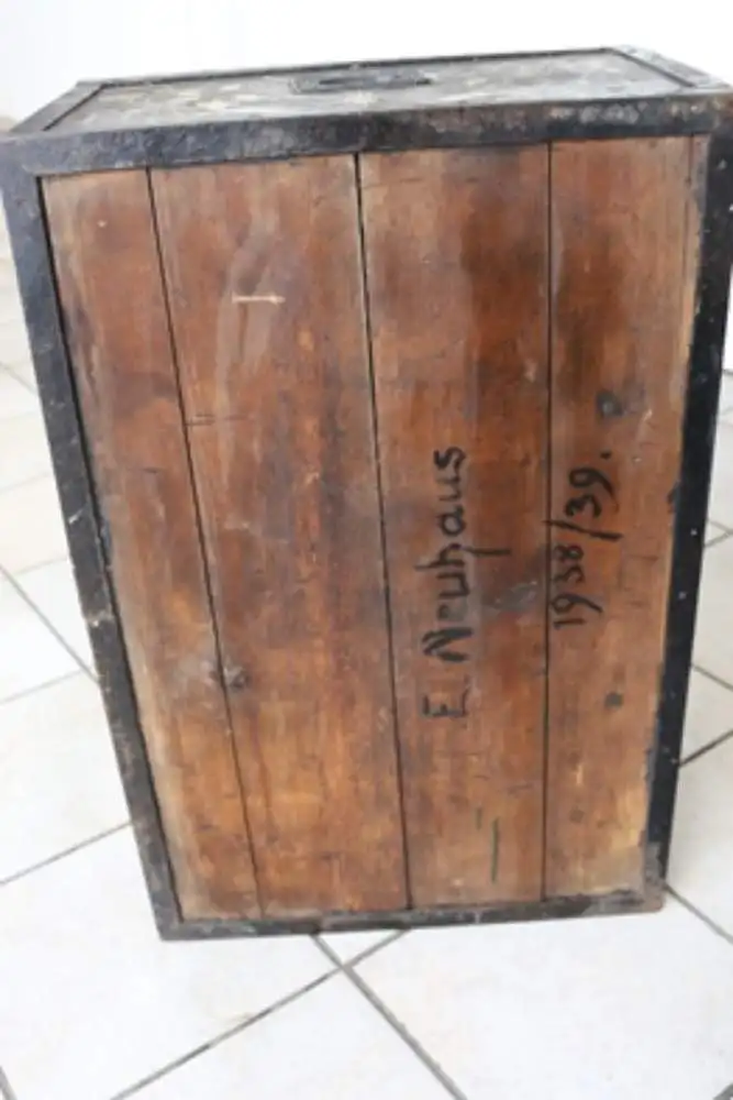 Holztruhe mit Eisenbeschlägen, bemalt 11