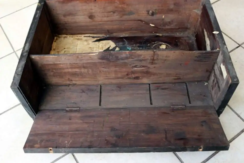 Holztruhe mit Eisenbeschlägen, bemalt 4