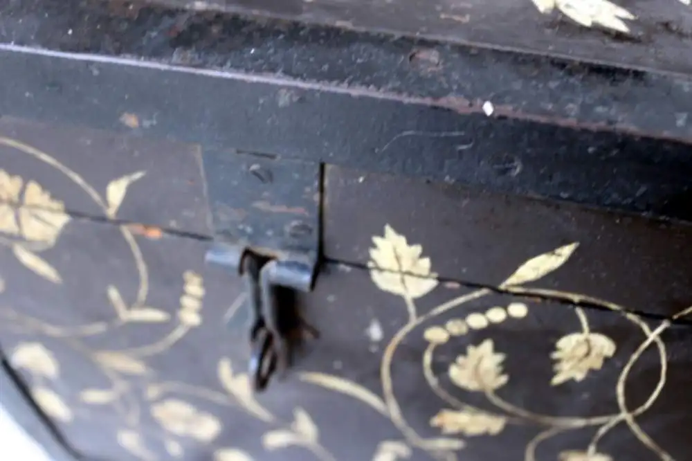 Holztruhe mit Eisenbeschlägen, bemalt 5