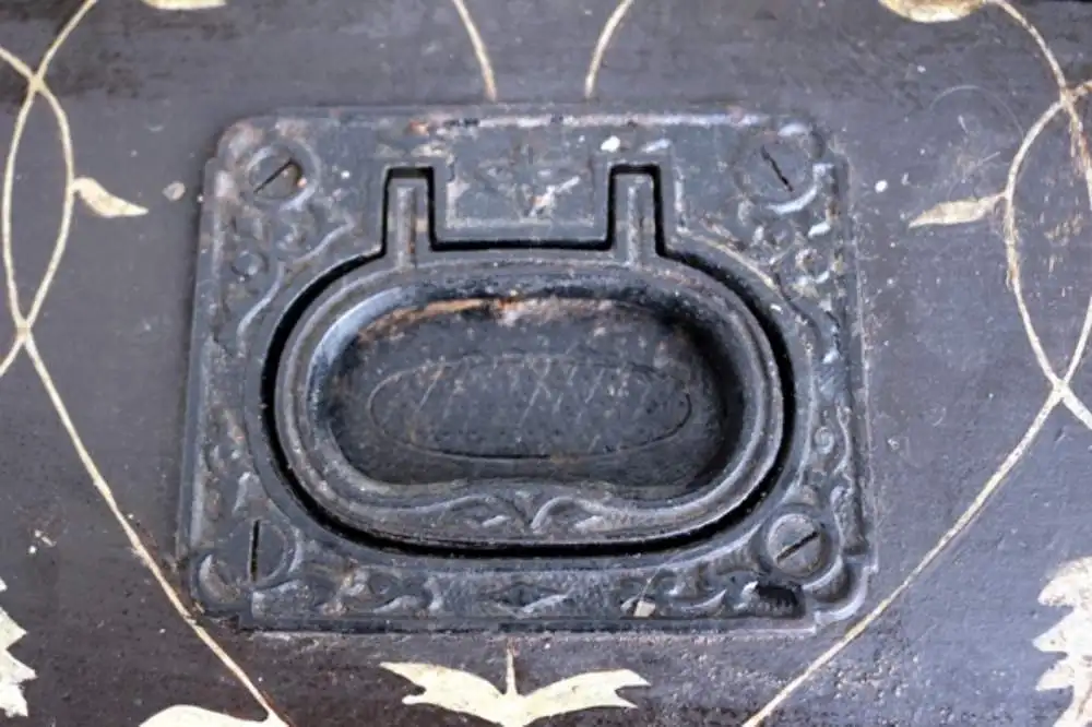 Holztruhe mit Eisenbeschlägen, bemalt 6