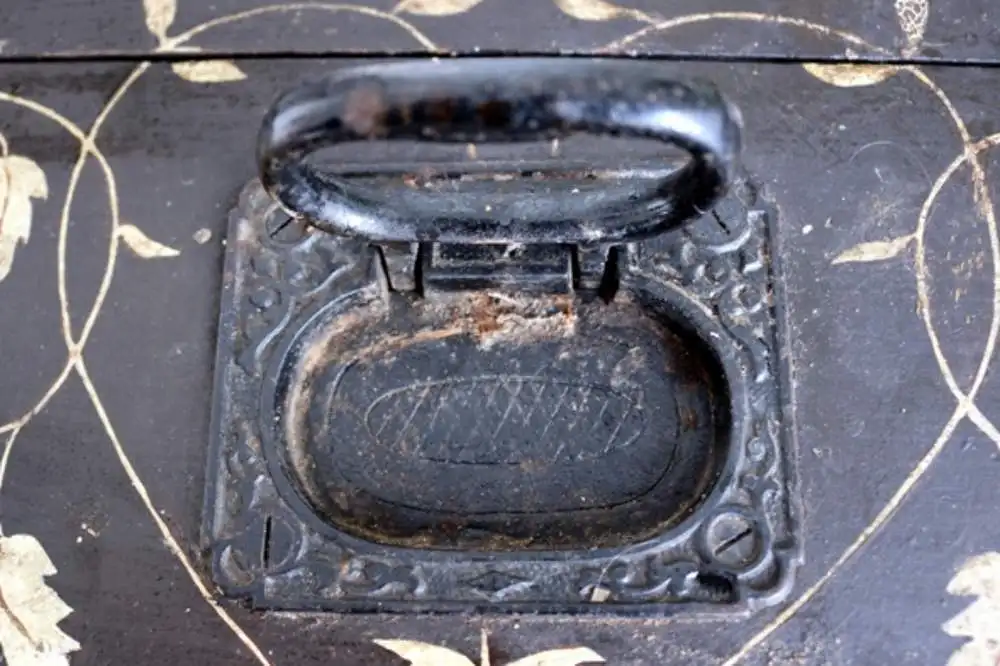 Holztruhe mit Eisenbeschlägen, bemalt 7