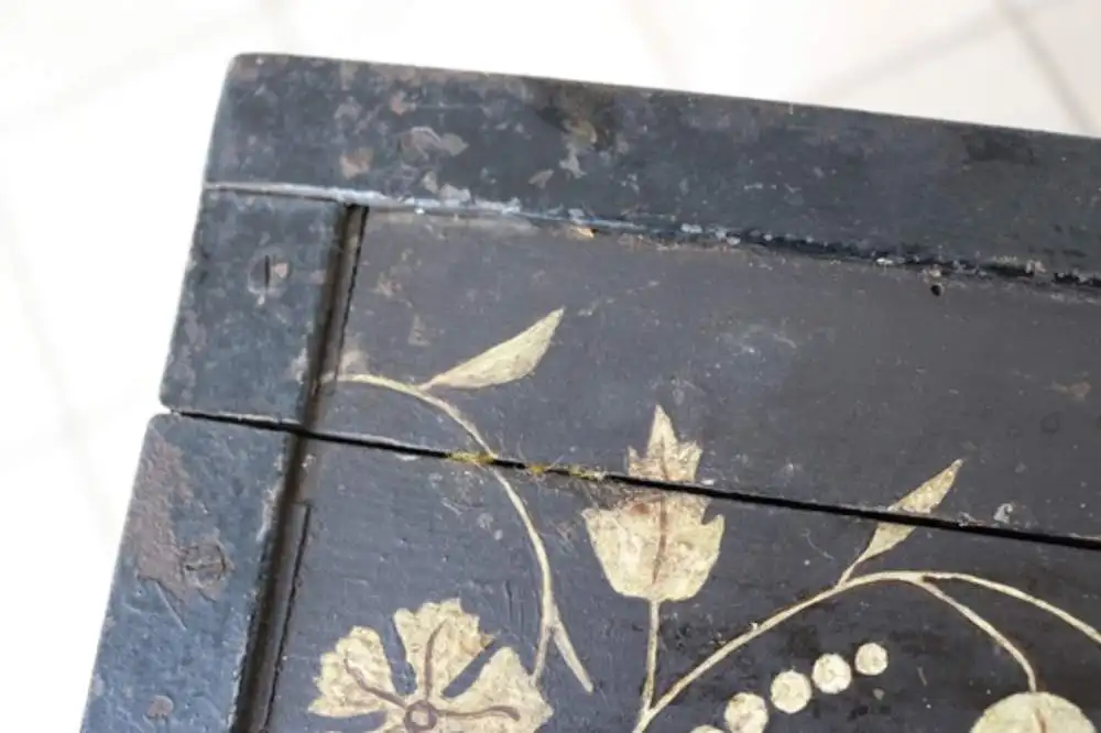 Holztruhe mit Eisenbeschlägen, bemalt 8