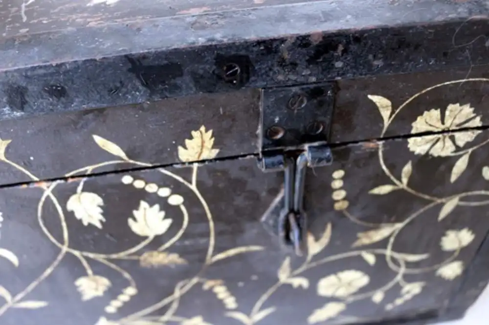 Holztruhe mit Eisenbeschlägen, bemalt 9