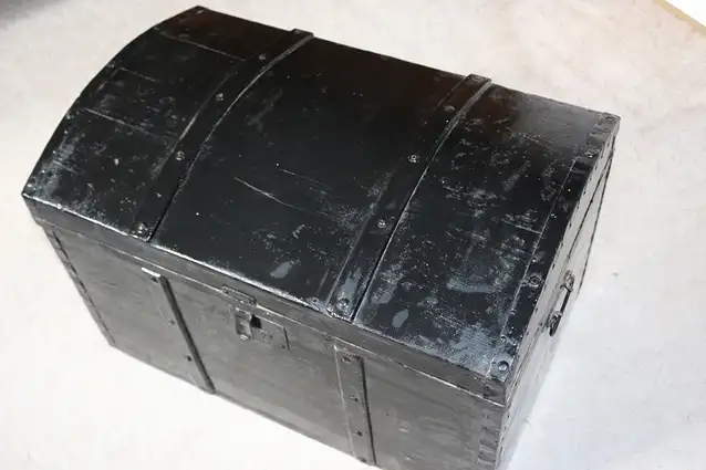 Runddeckel-Holztruhe schwarz um 1930 0