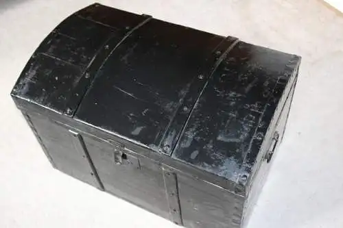 Runddeckel-Holztruhe schwarz um 1930
