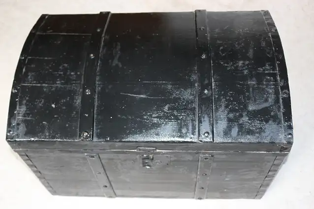 Runddeckel-Holztruhe schwarz um 1930 1