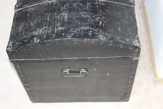 Runddeckel-Holztruhe schwarz um 1930 11