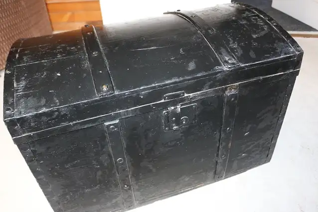 Runddeckel-Holztruhe schwarz um 1930 2