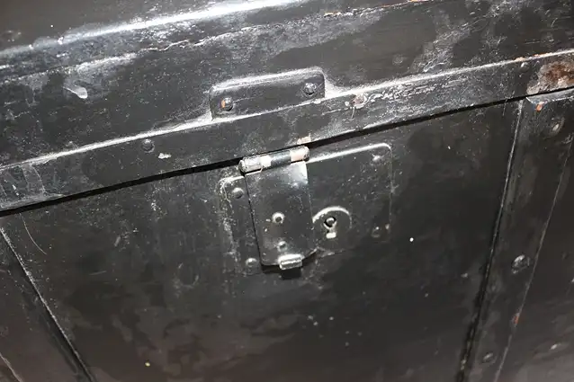 Runddeckel-Holztruhe schwarz um 1930 3