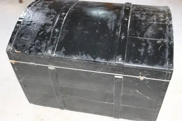 Runddeckel-Holztruhe schwarz um 1930 5